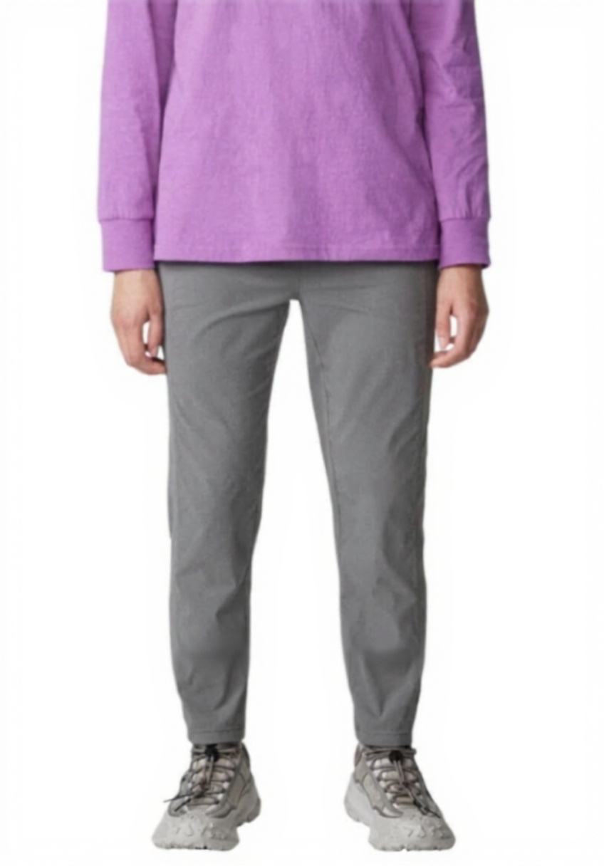 Femme ajustant la ceinture du pantalon Dynama en préparation d'une randonnée